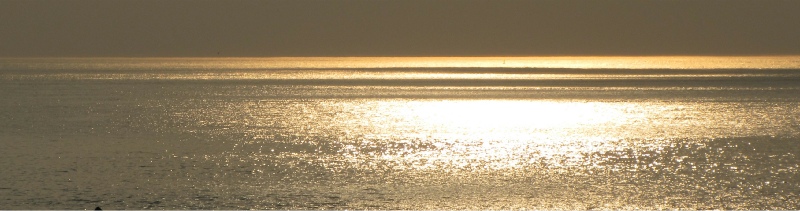 das Meer schimmert goldfarben, in der Mitte leuchtet ein Sonnenweg, die Sonne selbst ist nicht zu sehen Andreas Bertram-Weiss ǀ Mehr-Blick - Supervision- symbolische Kommunikation durch Geschichten, Metaphern und Bilder