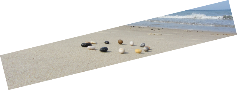 langer Bildausschnitt mit dem Steinkreis aus der Seitenperspektive, rechts oben brandet eine Welle an den Strand - - Andreas Bertram-Weiss, Supervisor ǀ Mehr-Blick-Supervision - Gruppensupervision